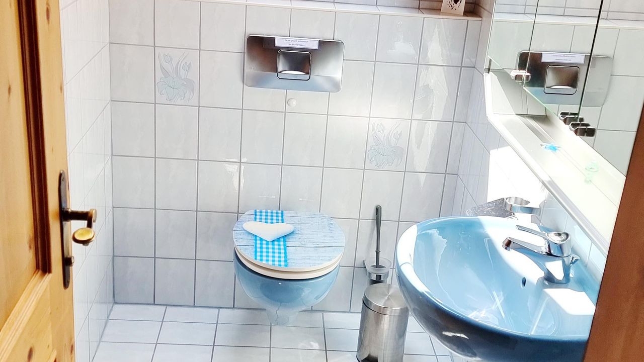 separates WC separates WC